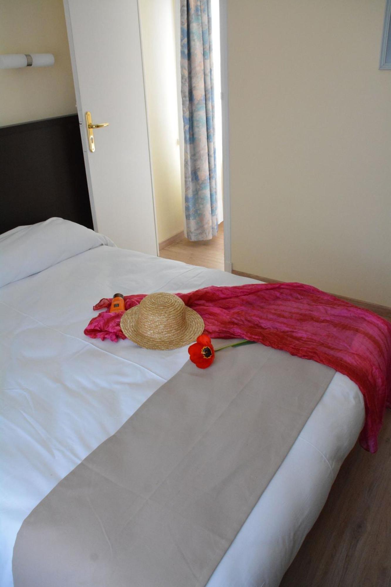 Logis Hotel Restaurant De France Saint-Geniez-d'Olt Room photo